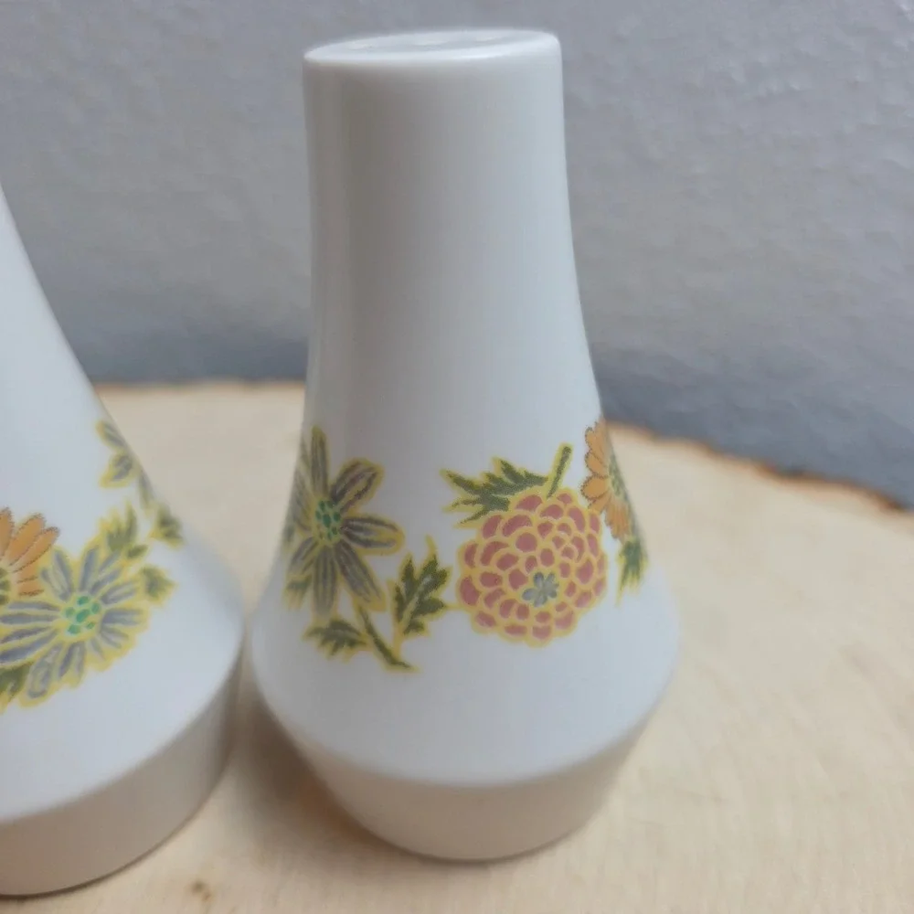 Noritake‎ Japan Vintage Floral Salt and Pepper Shakers White Porcelain Set MCM